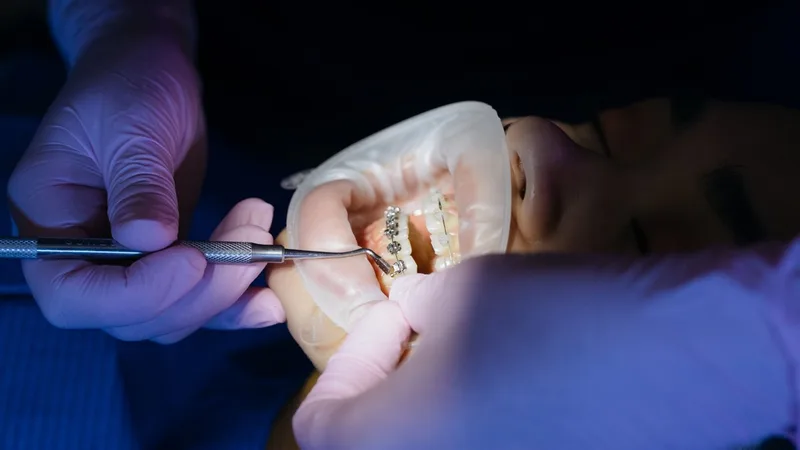 Ortodontist çene eklemi muayenesi