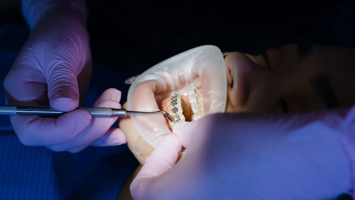 Ortodontist çene eklemi muayenesi